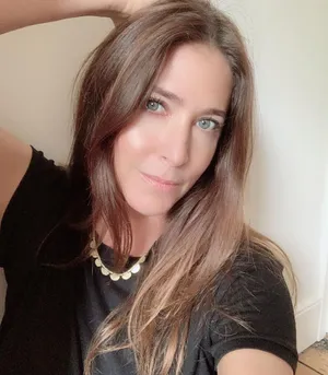 Lisa Snowdon Dazzles In Red Dress Wallpaper