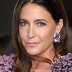 Lisa Snowdon Elegant Portrait Wallpaper