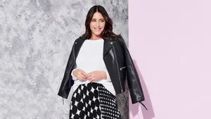 Lisa Snowdon Radiant In Red Wallpaper