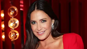 Lisa Snowdon Red Dress Charming Smile Wallpaper