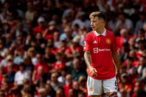 Lisandro Martínez Looking Back Wallpaper