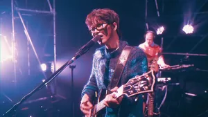 Live Concert Guitarist Singing Wallpaper