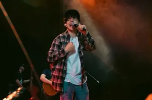 Live Performance Singeron Stagewith Microphone Wallpaper