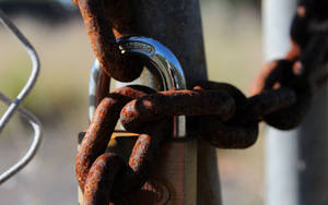 Locked Rusty Metallic Chain Wallpaper