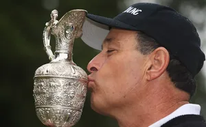 Loren Roberts Kissing Trophy Wallpaper