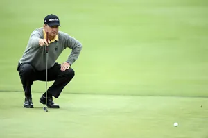 Loren Roberts Putting Golf Ball Wallpaper