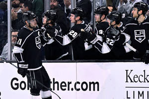 Los Angeles Kings Team Congratulating Anze Kopitar Wallpaper