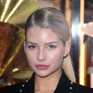 Lottie Moss Enthralls In An Elegant Balcony Scene Wallpaper