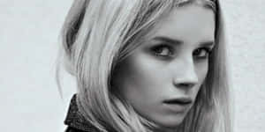 Lottie Moss In Stunning Style Wallpaper