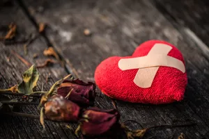 Love Failure Heart And Roses Wallpaper