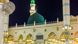 Low Shot Green Dome Madina Wallpaper