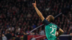 Lucas Moura Holding Up Finger Wallpaper