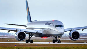 Lufthansa On The Runway Wallpaper