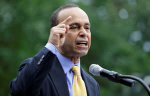 Luis Gutiérrez Speaking While Pointing A Hand Wallpaper