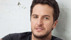 Luke Bryan Sings For His Fans Wallpaper