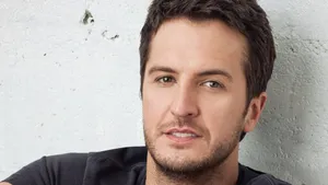 Luke Bryan Sings For His Fans Wallpaper