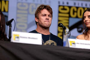 Luke Hemsworth Comic Con Panel Funny Face Wallpaper