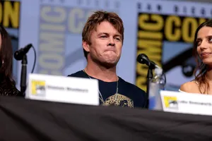 Luke Hemsworth Comic Con Panel Funny Face Wallpaper