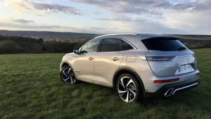 Luxurious Ds 7 Crossback E-tense On The Road Wallpaper