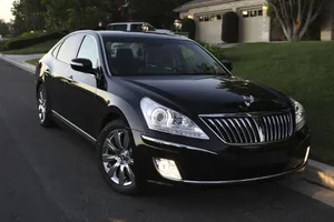 Luxurious Hyundai Equus On The Road Wallpaper