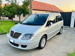 Luxurious Lancia Phedra In All Its Glory Wallpaper