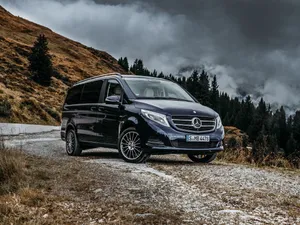 Luxurious Mercedes Benz V-class In Motion Wallpaper