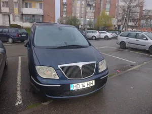 Luxurious Ride With The Lancia Phedra Wallpaper