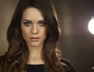 Lyndsy Fonseca Posing For A Stunning Portrait Wallpaper