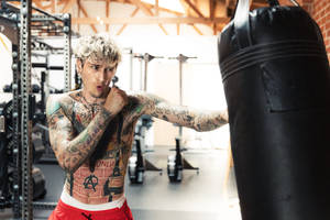 Machine Gun Kelly In Gym Wallpaper