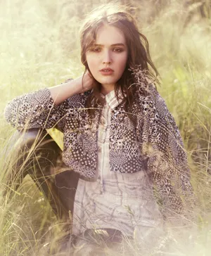 Maddison Brown, Radiating Elegance Wallpaper