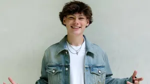 Maddox Batson Casual Style Wallpaper