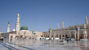 Madina Sharif Plaza And Pilgrims Wallpaper