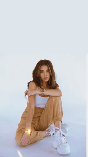 Madison Beer Brown Pants Wallpaper