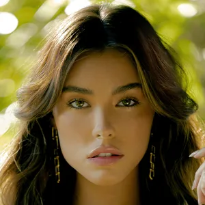 Madison Beer Closeup Remix Magazine Wallpaper