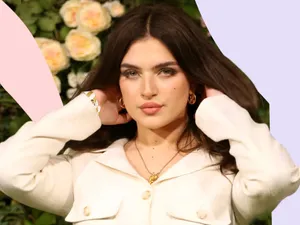 Mae Muller: An Emerging Pop Sensation Wallpaper