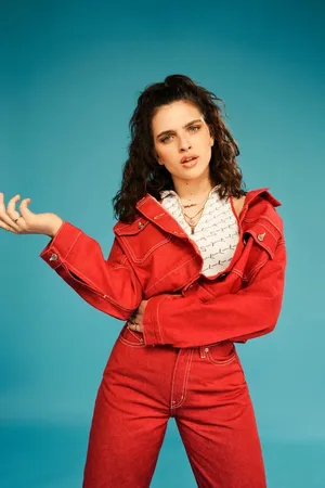 Mae Muller Captivates With Her Enchanting Style And Charisma In A Stunning Photoshoot. Wallpaper