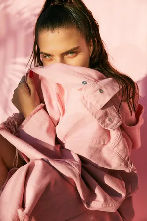 Mae Muller: Captivating, Confident Pop Sensation Wallpaper