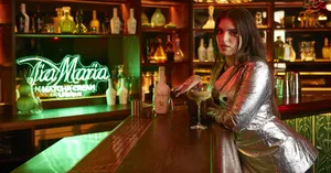 Mae Muller Captivating In A Vibrant Portrait Wallpaper