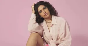 Mae Muller Captivating Performance During A Concert Wallpaper