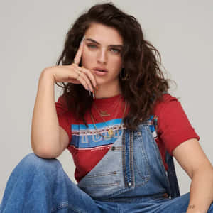 Mae Muller In A Stylish Outfit Posing For A Photoshoot. Wallpaper