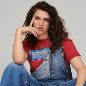 Mae Muller In A Stylish Outfit Posing For A Photoshoot. Wallpaper