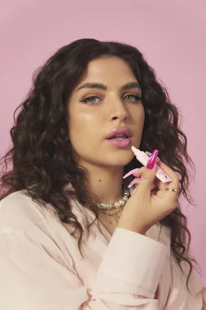 Mae Muller Live Performance Wallpaper