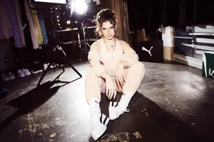 Mae Muller Performing On Stage Wallpaper