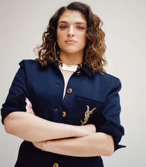 Mae Muller Striking A Pose In A Stunning Photo. Wallpaper