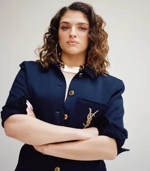 Mae Muller Striking A Pose In A Stunning Photo. Wallpaper