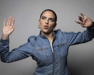 Mae Muller - The British Pop Sensation Wallpaper