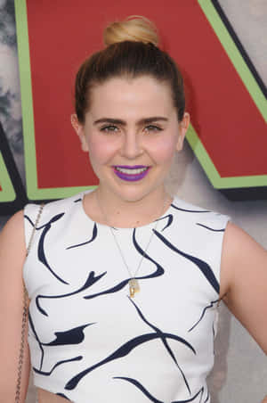 Mae Whitman In A Casual Chic Outfit Wallpaper