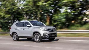 Mahindra Alturas G4in Motion Wallpaper