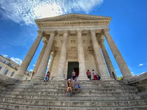 Maison Carrée With People On Steps Wallpaper