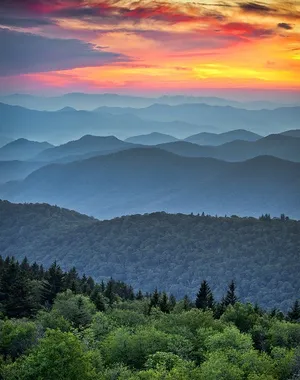 Majestic Blue Mountains Scenery Wallpaper